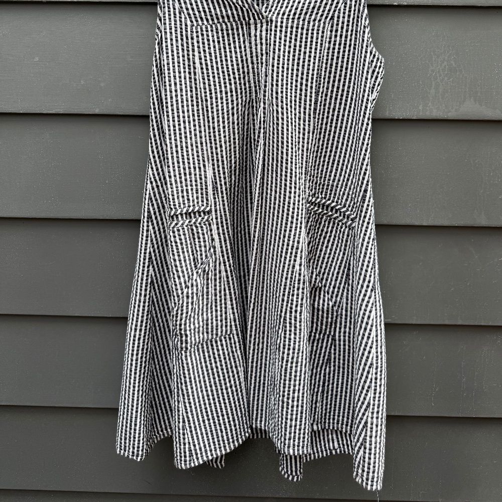Sleeveless Black and White Striped Midi Dress with Pockets - Picture 2 of 9